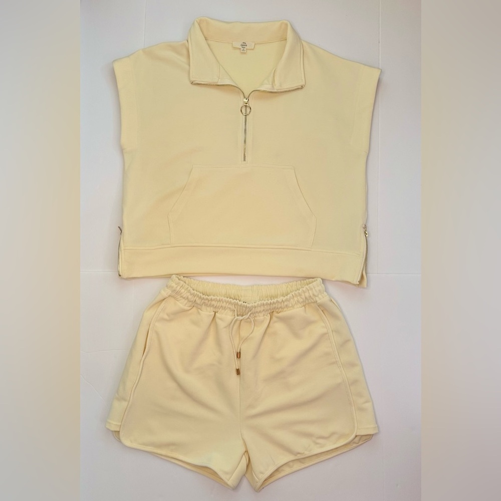 ✨ Entro Cream Short Set (Top + Shorts) - Size Medium 💫 - Picture 2 of 16